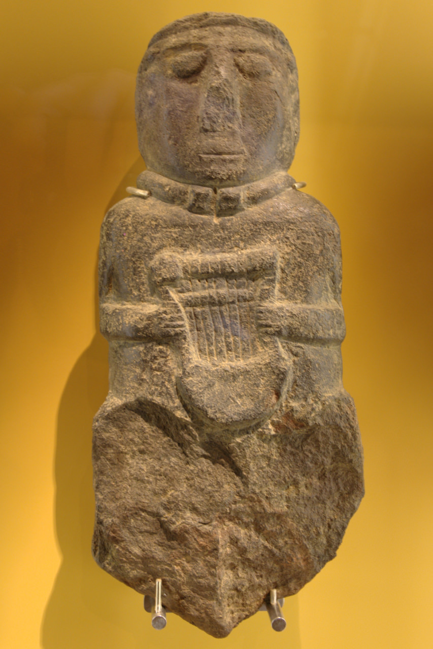 MuséeBretagne-Statue_barde-CP-Pymouss CC BY-SA
