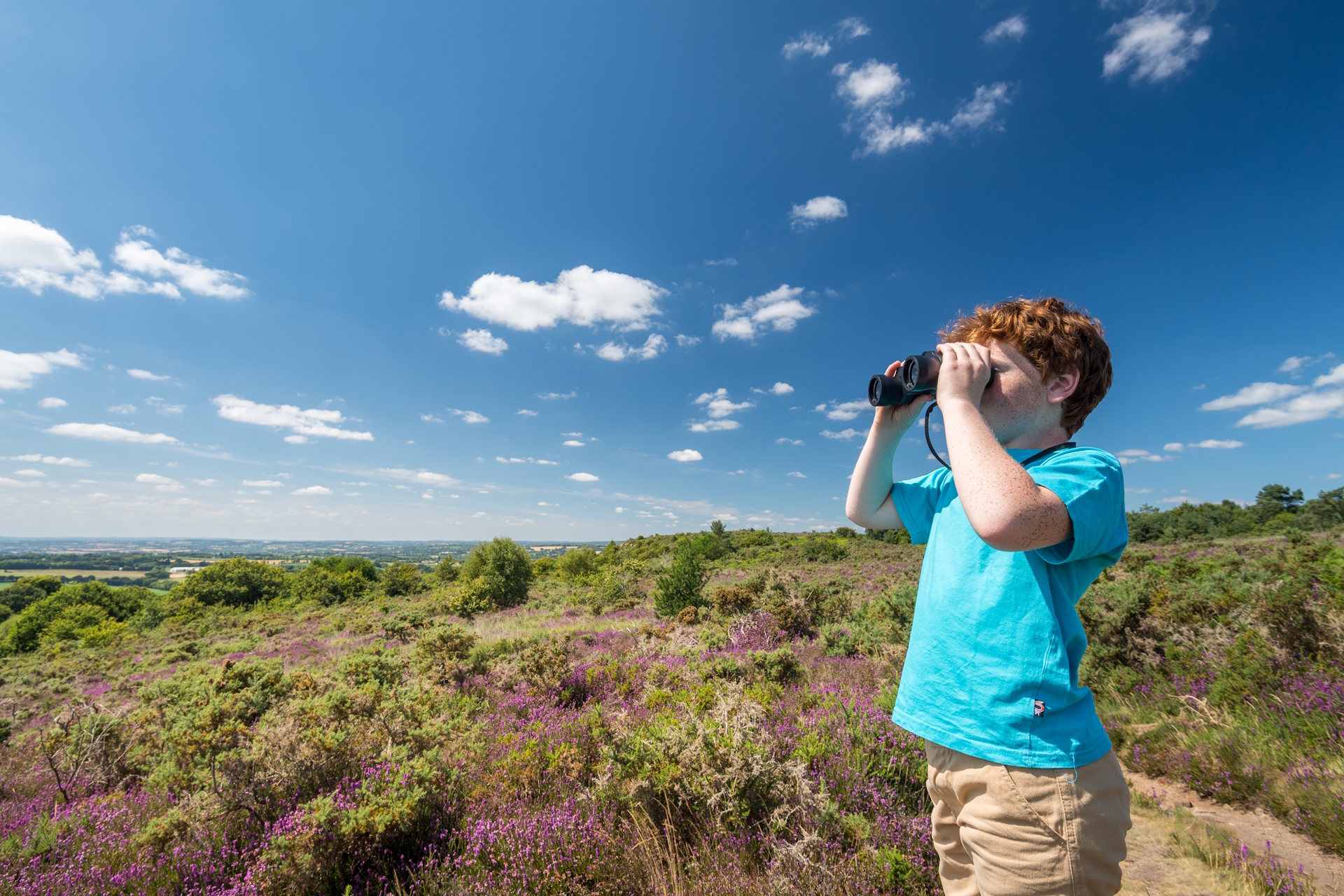 Balade en famille dans la forêt, avec gourde et jumelles. Crédit : Emmanuel BERTHIER
