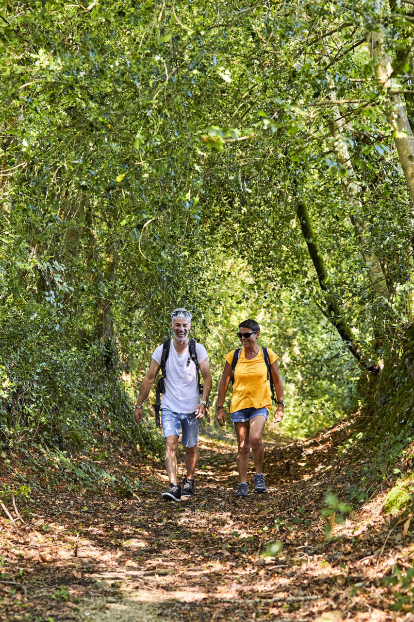 Couple en randonnée dans les chemins creux, en centre Bretagne. Crédit : Alexandre LAMOUREUX