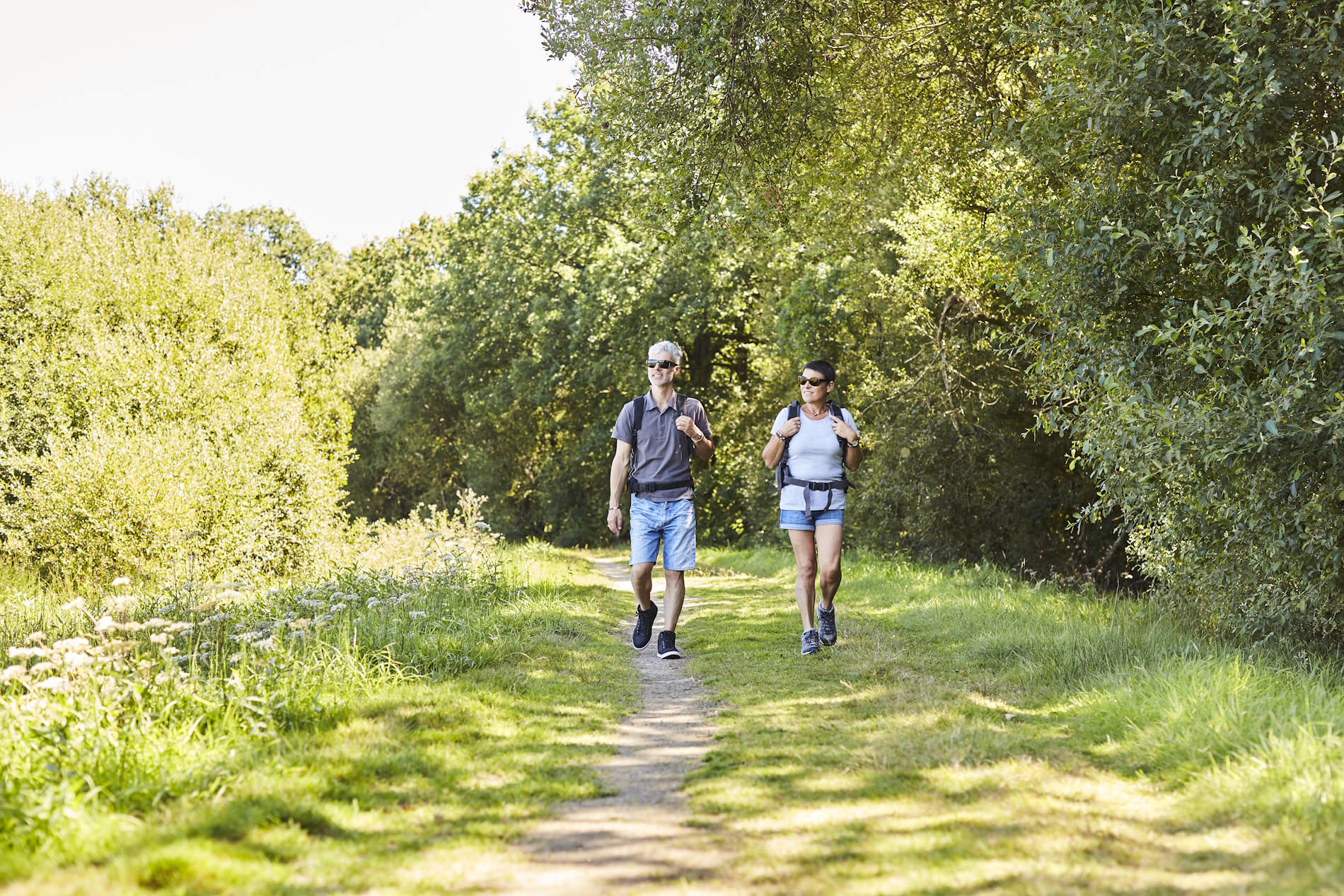 Couple en randonnée, sur les chemins de Bretagne. Crédit : Alexandre LAMOUREUX.