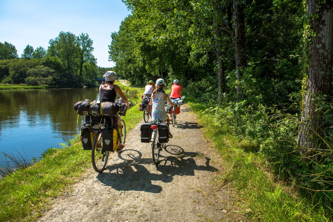 Famille à vélo, en itinérance sur le canal de Nantes à Brest. Crédit : Simon BOURCIER