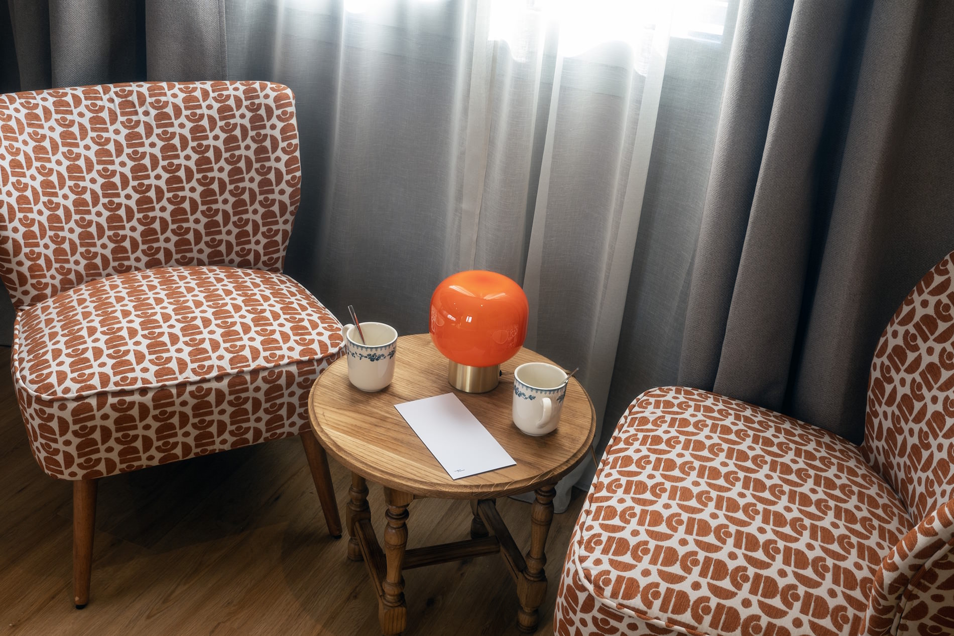 Hôtel Jeanne et Jules, Rostrenen, Bretagne - Salon d'une chambre.