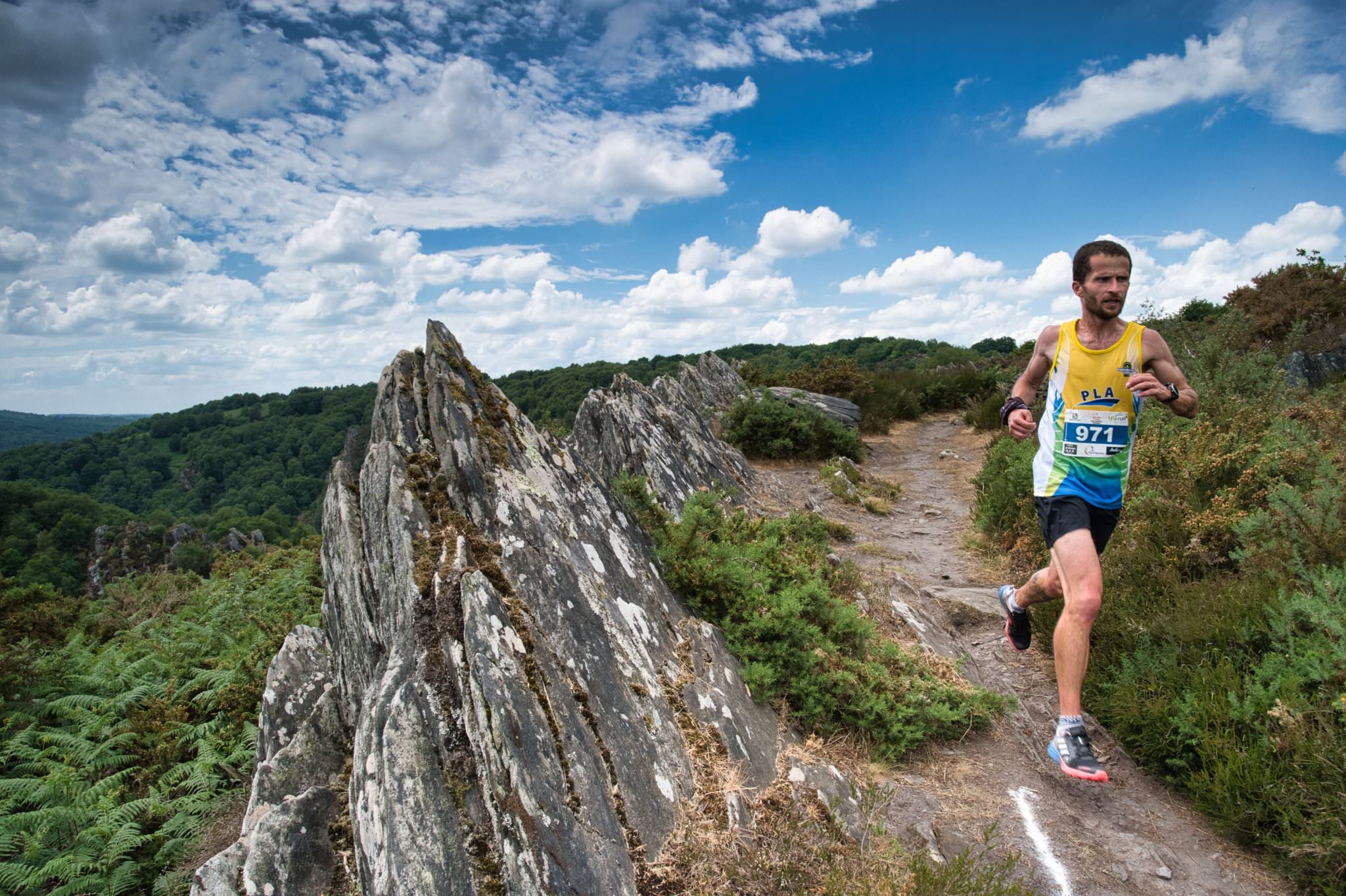 Coureur sur le sentier du tour du lac de Guerlédan lors du Trail de Guerlédan. Crédit : Michel Menguy.