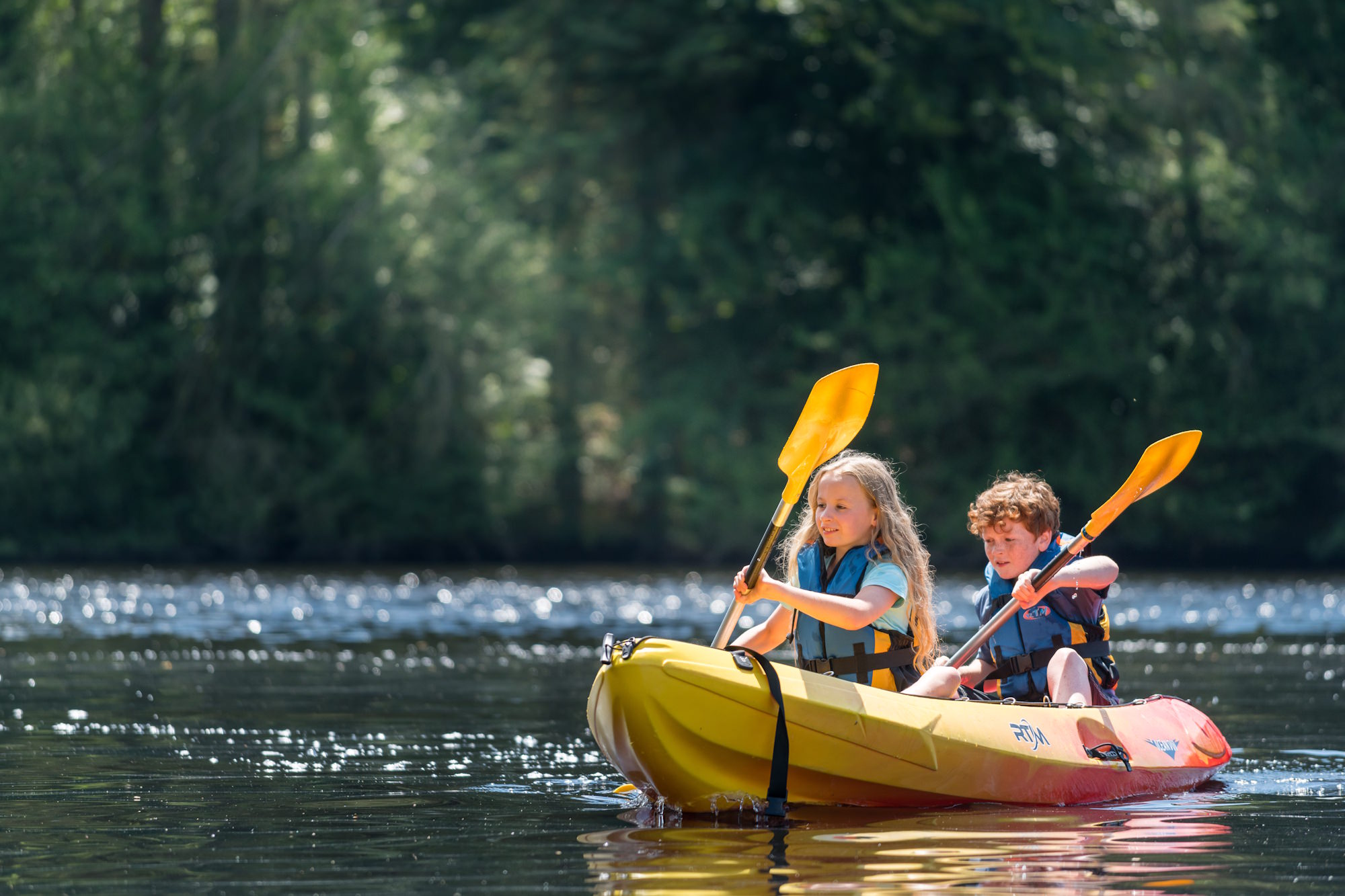 Canoë kayak sur le lac de Kerne Uhel, Trémargat, Bretagne - Crédit photo : Emmanuel Berthier
