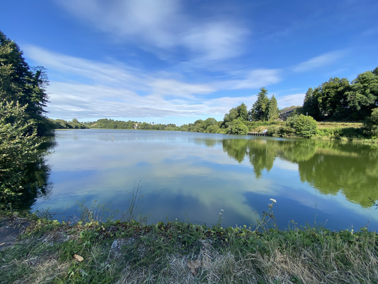 Vue sur l'étang du Pélinec, à Canihuel, centre Bretagne