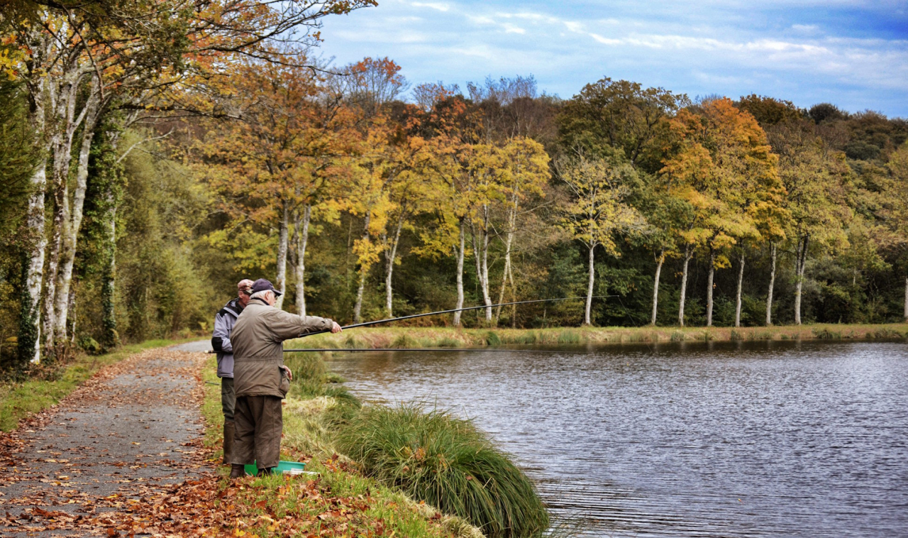 Pêche au bord du canal de Nantes à Brest