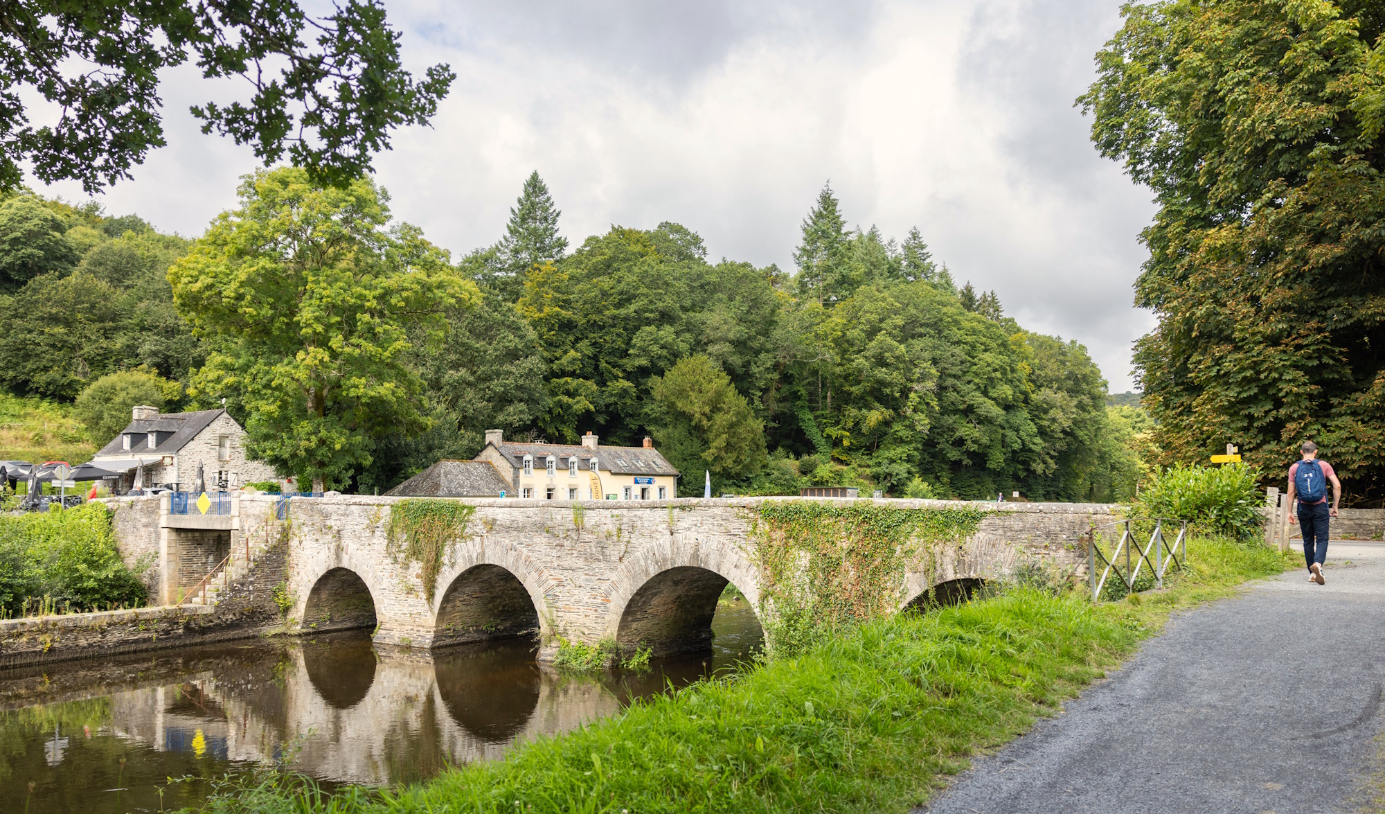 Bon-Repos, le pont, la maison éclusière et l'abbaye de Bon-Repos