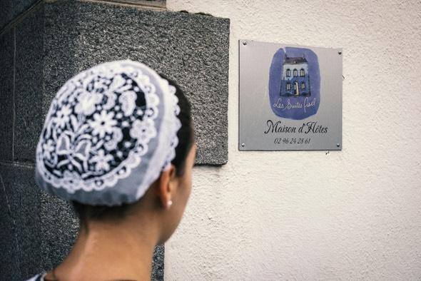 @ Raymond Quinio Femme en coiffe, devant Les Suites Fisel, à Rostrenen, Photo de Raymond Quinio